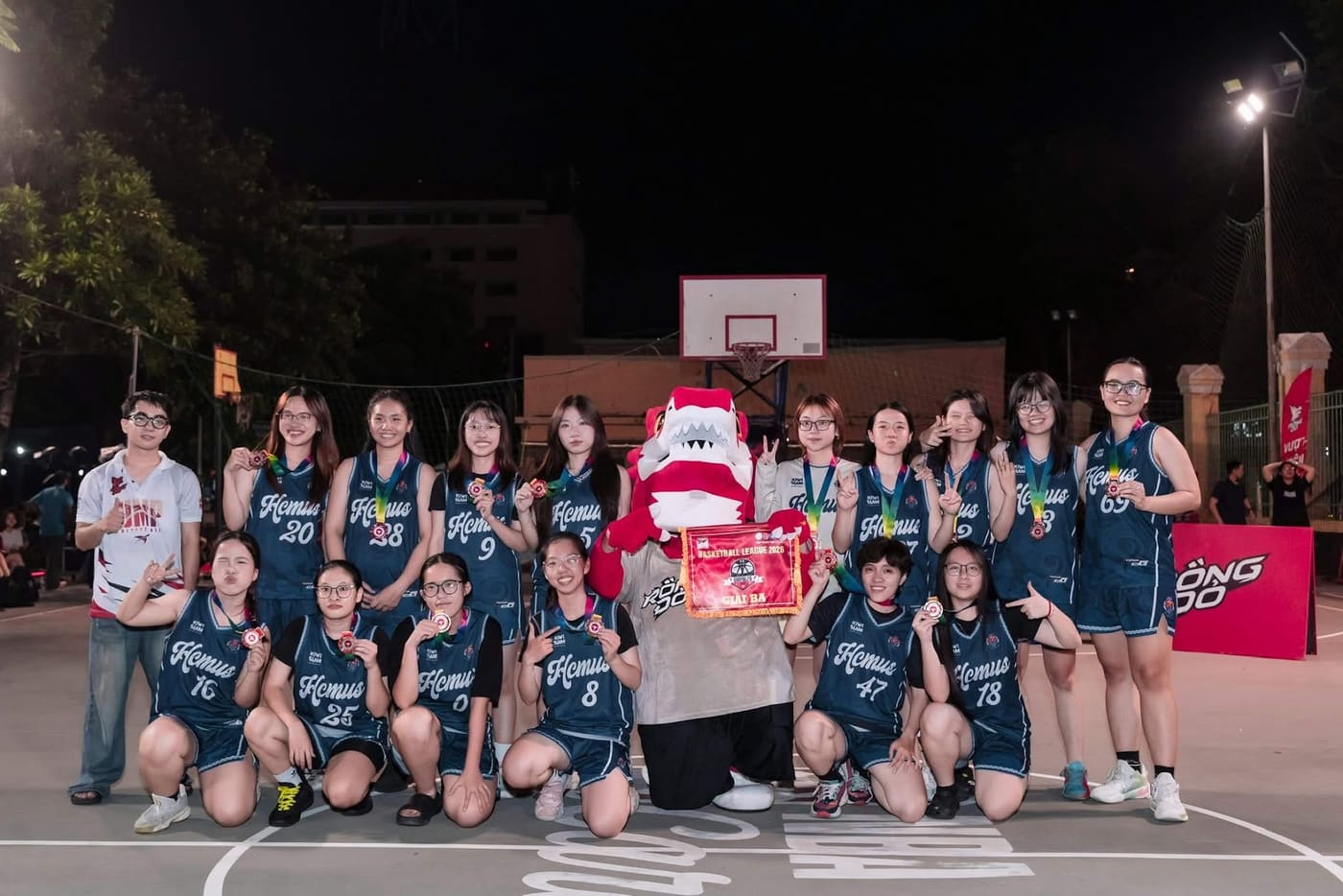 Đội HCMUS với cờ Giải Ba tại UMP Basketball League 2026