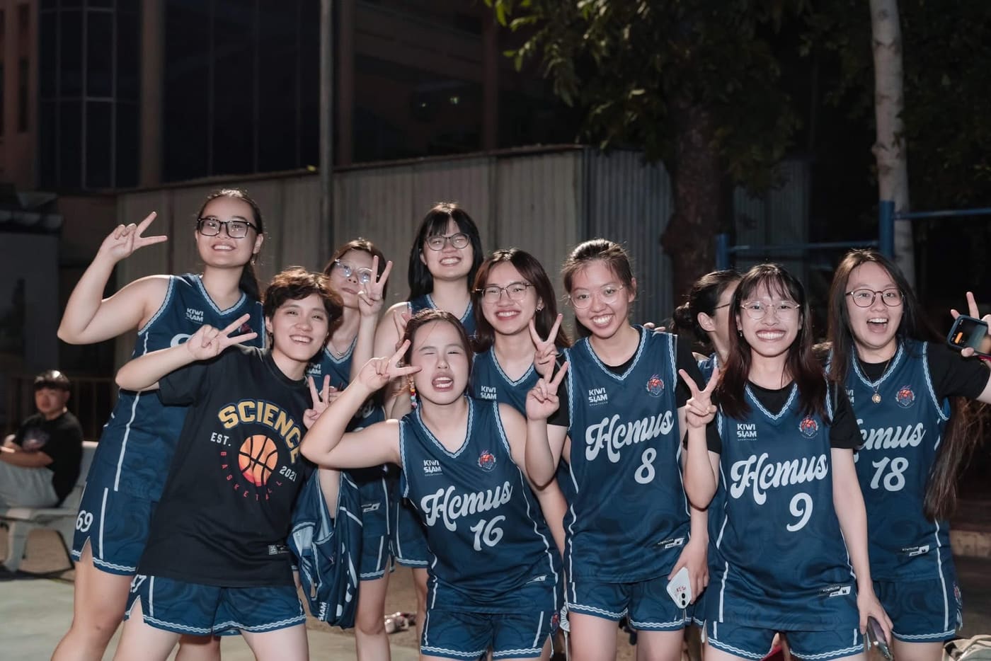 Đội HCMUS Female Basketball Club chụp cùng nhau sau trận đấu buổi tối
